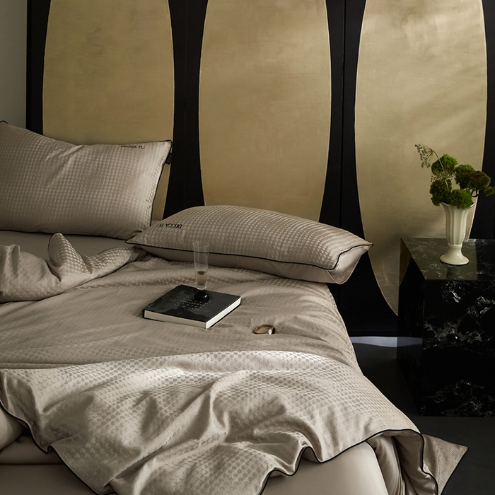 91家纺网 家纺一手货源 找家纺 群鹿蚕丝羽绒馆 2025新款天丝棉提花银线刺绣嵌条麻绳工艺-铂金简奢款四件套 弦月-京华驼