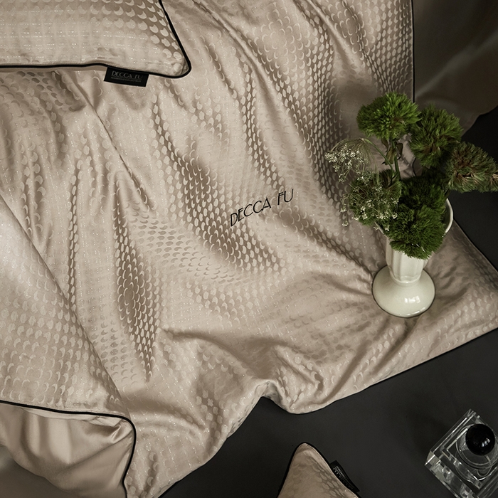 91家纺网 家纺一手货源 找家纺 群鹿蚕丝羽绒馆 2025新款天丝棉提花银线刺绣嵌条麻绳工艺-铂金简奢款四件套 弦月-京华驼