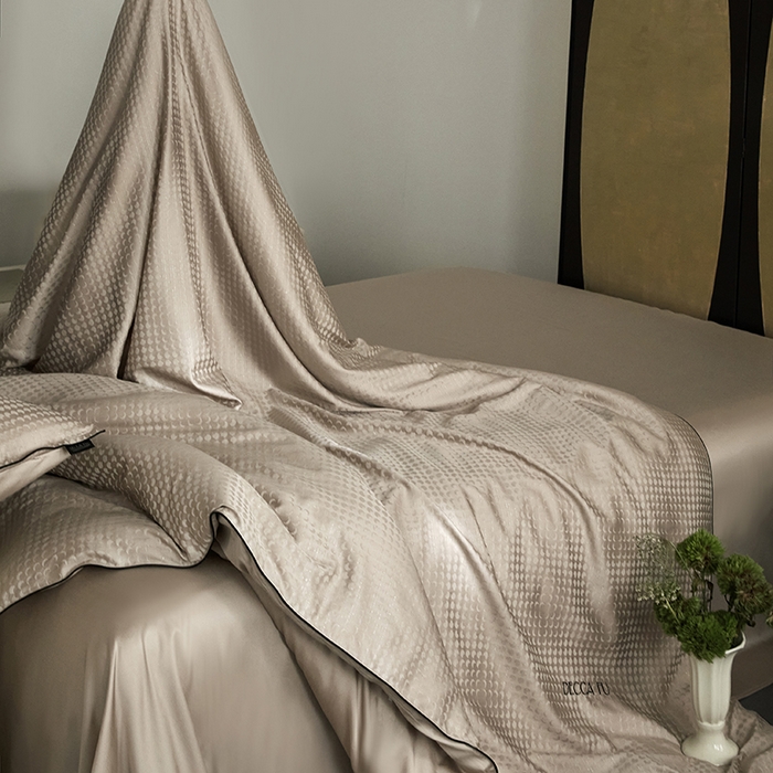 91家纺网 家纺一手货源 找家纺 群鹿蚕丝羽绒馆 2025新款天丝棉提花银线刺绣嵌条麻绳工艺-铂金简奢款四件套 弦月-京华驼