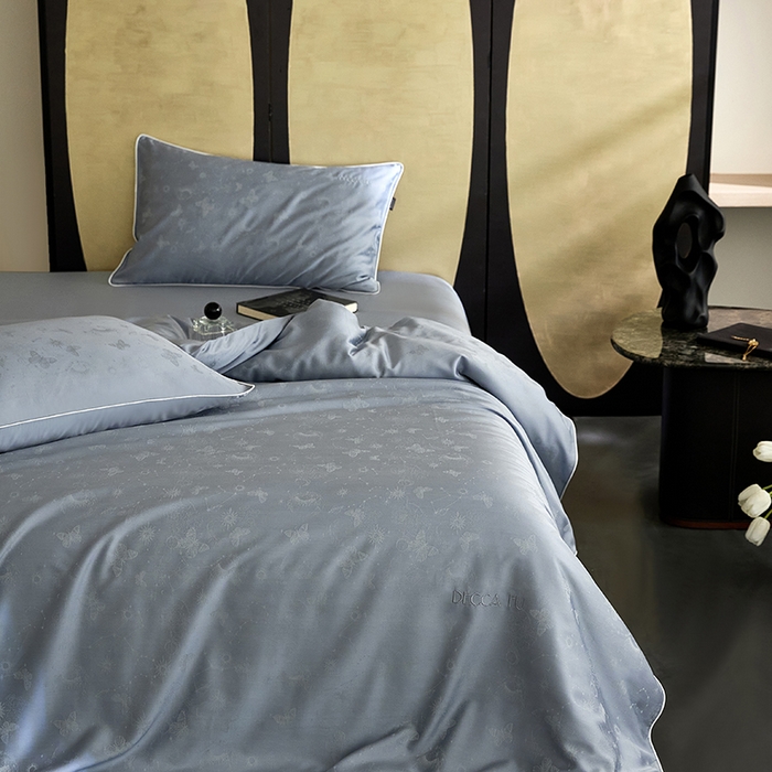 91家纺网 家纺一手货源 找家纺 群鹿蚕丝羽绒馆 2025新款天丝棉提花银线刺绣嵌条麻绳工艺-铂金简奢款四件套 星辰-冰雨蓝