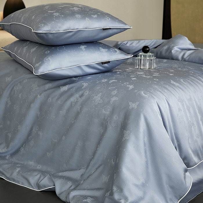 91家纺网 家纺一手货源 找家纺 群鹿蚕丝羽绒馆 2025新款天丝棉提花银线刺绣嵌条麻绳工艺-铂金简奢款四件套 星辰-冰雨蓝