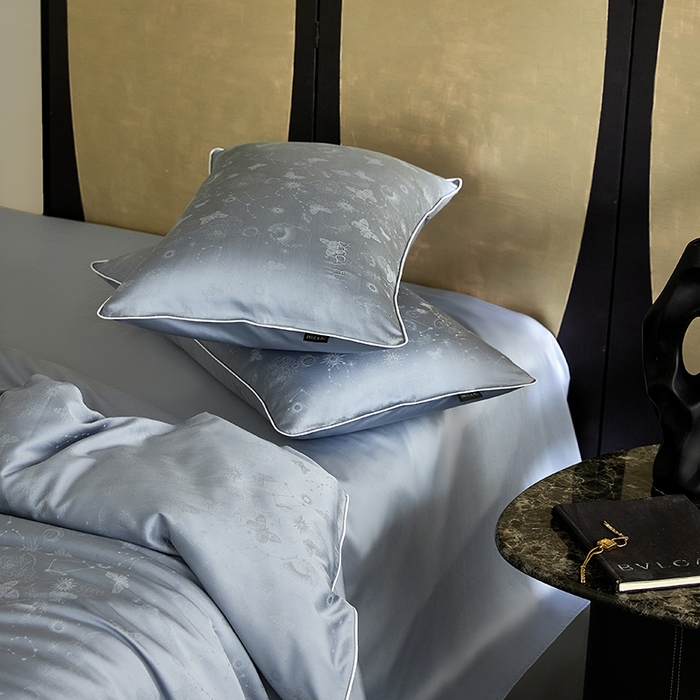 91家纺网 家纺一手货源 找家纺 群鹿蚕丝羽绒馆 2025新款天丝棉提花银线刺绣嵌条麻绳工艺-铂金简奢款四件套 星辰-冰雨蓝