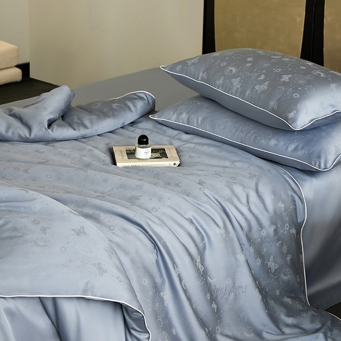 91家纺网 家纺一手货源 找家纺 群鹿蚕丝羽绒馆 2025新款天丝棉提花银线刺绣嵌条麻绳工艺-铂金简奢款四件套 星辰-冰雨蓝