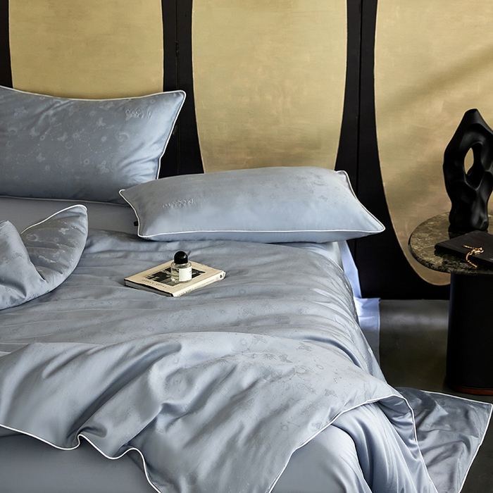 91家纺网 家纺一手货源 找家纺 群鹿蚕丝羽绒馆 2025新款天丝棉提花银线刺绣嵌条麻绳工艺-铂金简奢款四件套 星辰-冰雨蓝