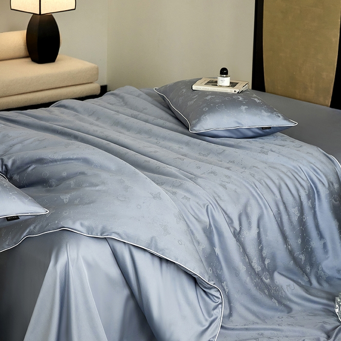 91家纺网 家纺一手货源 找家纺 群鹿蚕丝羽绒馆 2025新款天丝棉提花银线刺绣嵌条麻绳工艺-铂金简奢款四件套 星辰-冰雨蓝
