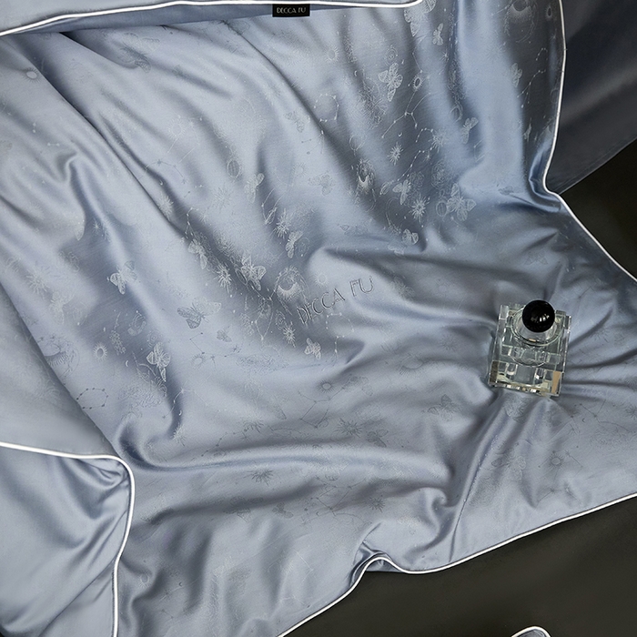 91家纺网 家纺一手货源 找家纺 群鹿蚕丝羽绒馆 2025新款天丝棉提花银线刺绣嵌条麻绳工艺-铂金简奢款四件套 星辰-冰雨蓝