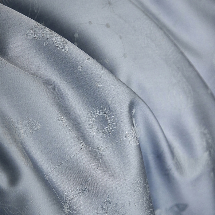 91家纺网 家纺一手货源 找家纺 群鹿蚕丝羽绒馆 2025新款天丝棉提花银线刺绣嵌条麻绳工艺-铂金简奢款四件套 星辰-冰雨蓝
