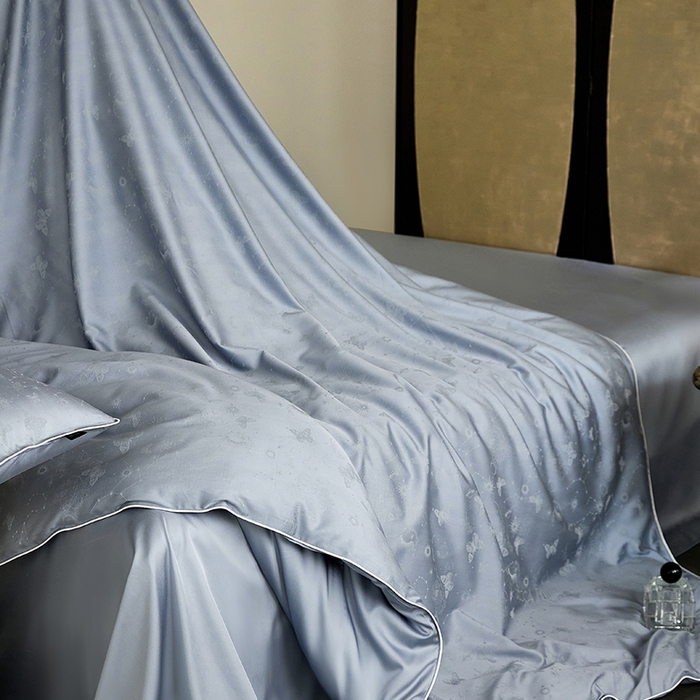 91家纺网 家纺一手货源 找家纺 群鹿蚕丝羽绒馆 2025新款天丝棉提花银线刺绣嵌条麻绳工艺-铂金简奢款四件套 星辰-冰雨蓝