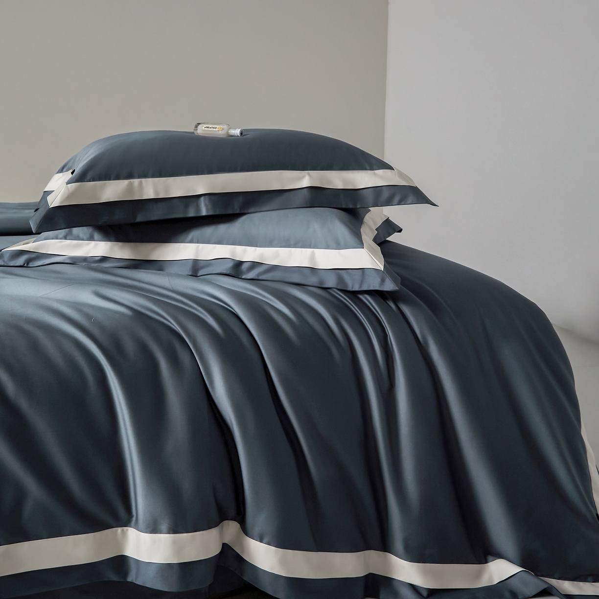 91家纺网 家纺一手货源 找家纺 （总）群鹿蚕丝羽绒馆 2025新款A类100支全棉高支高密带边双拼角四件套-幻境系列