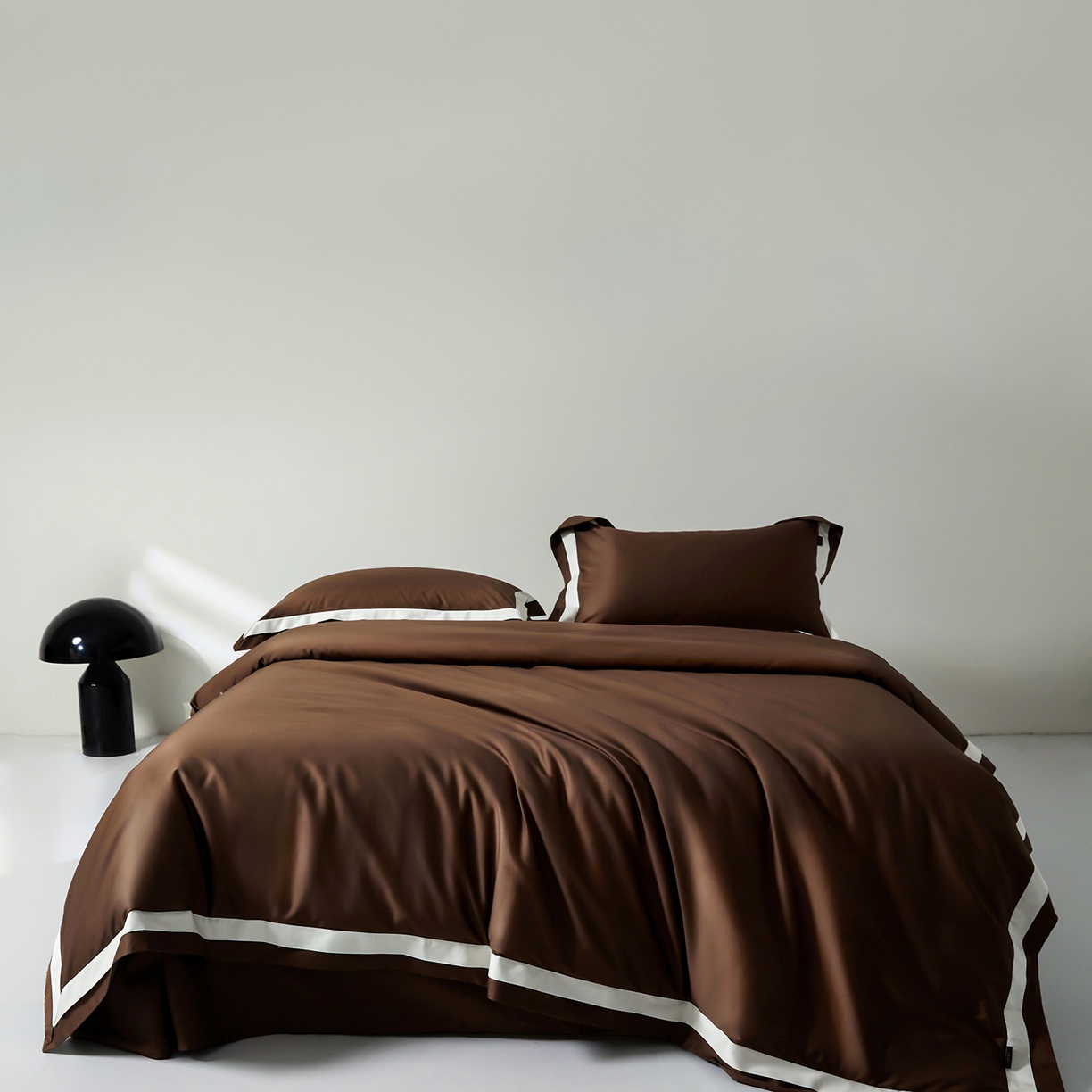 91家纺网 家纺一手货源 找家纺 群鹿蚕丝羽绒馆 2025新款A类100支全棉高支高密带边双拼角四件套-幻境系列 幻境-Lm045深咖