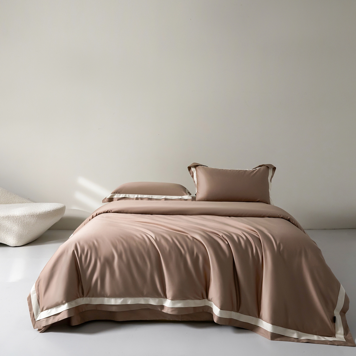 91家纺网 家纺一手货源 找家纺 群鹿蚕丝羽绒馆 2025新款A类100支全棉高支高密带边双拼角四件套-幻境系列 幻境-Lm050琥珀棕（卡其）