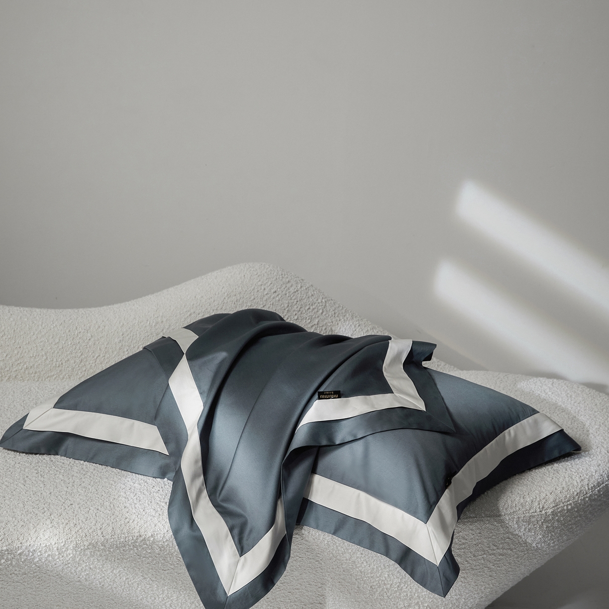 91家纺网 家纺一手货源 找家纺 群鹿蚕丝羽绒馆 2025新款A类100支全棉高支高密带边双拼角四件套-幻境系列 幻境-Lm008高级灰