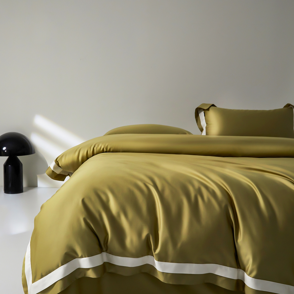 91家纺网 家纺一手货源 找家纺 群鹿蚕丝羽绒馆 2025新款A类100支全棉高支高密带边双拼角四件套-幻境系列 幻境-Lm014橄榄绿