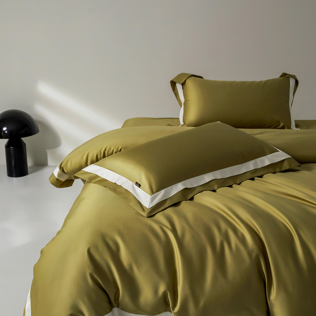 91家纺网 家纺一手货源 找家纺 群鹿蚕丝羽绒馆 2025新款A类100支全棉高支高密带边双拼角四件套-幻境系列 幻境-Lm014橄榄绿