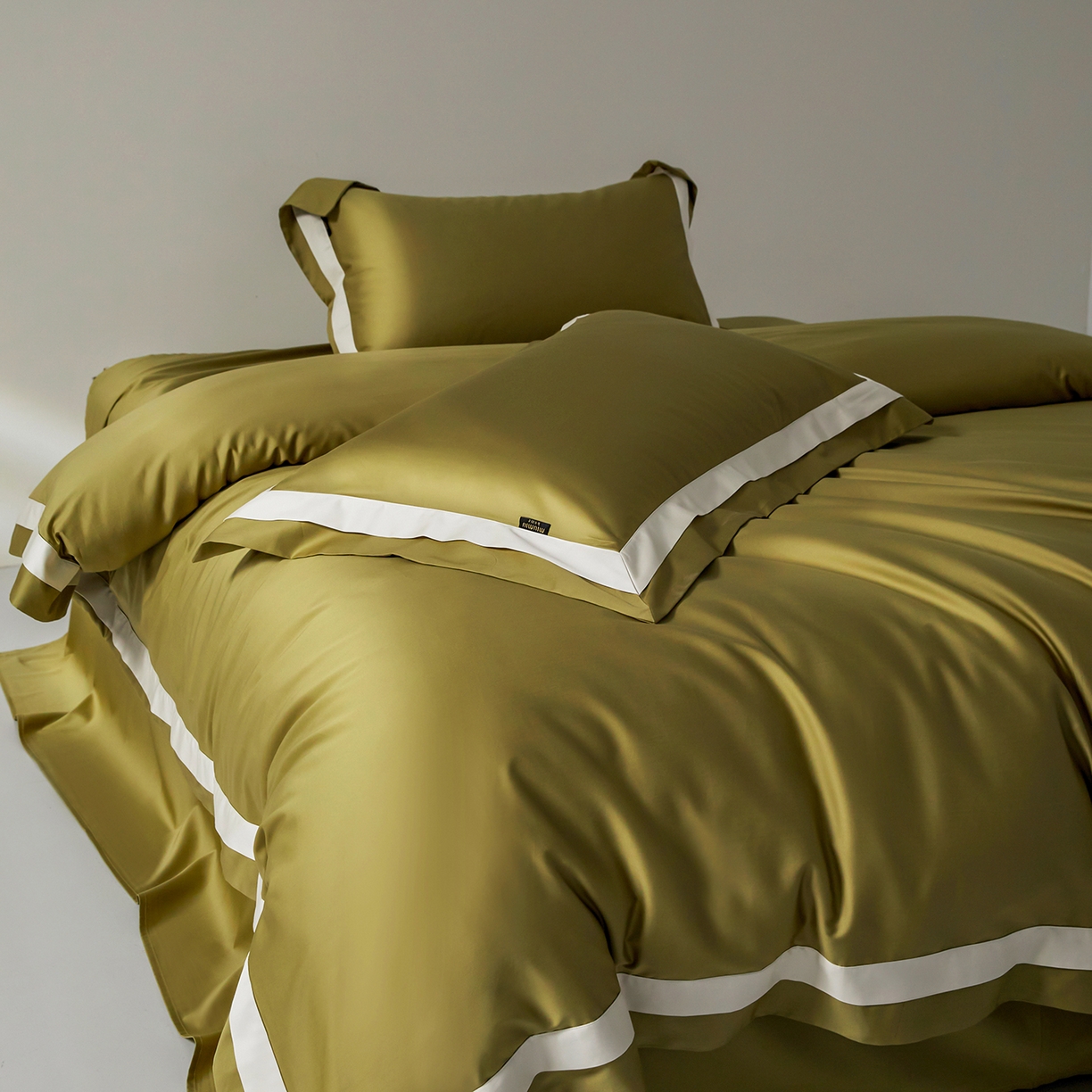 91家纺网 家纺一手货源 找家纺 群鹿蚕丝羽绒馆 2025新款A类100支全棉高支高密带边双拼角四件套-幻境系列 幻境-Lm014橄榄绿