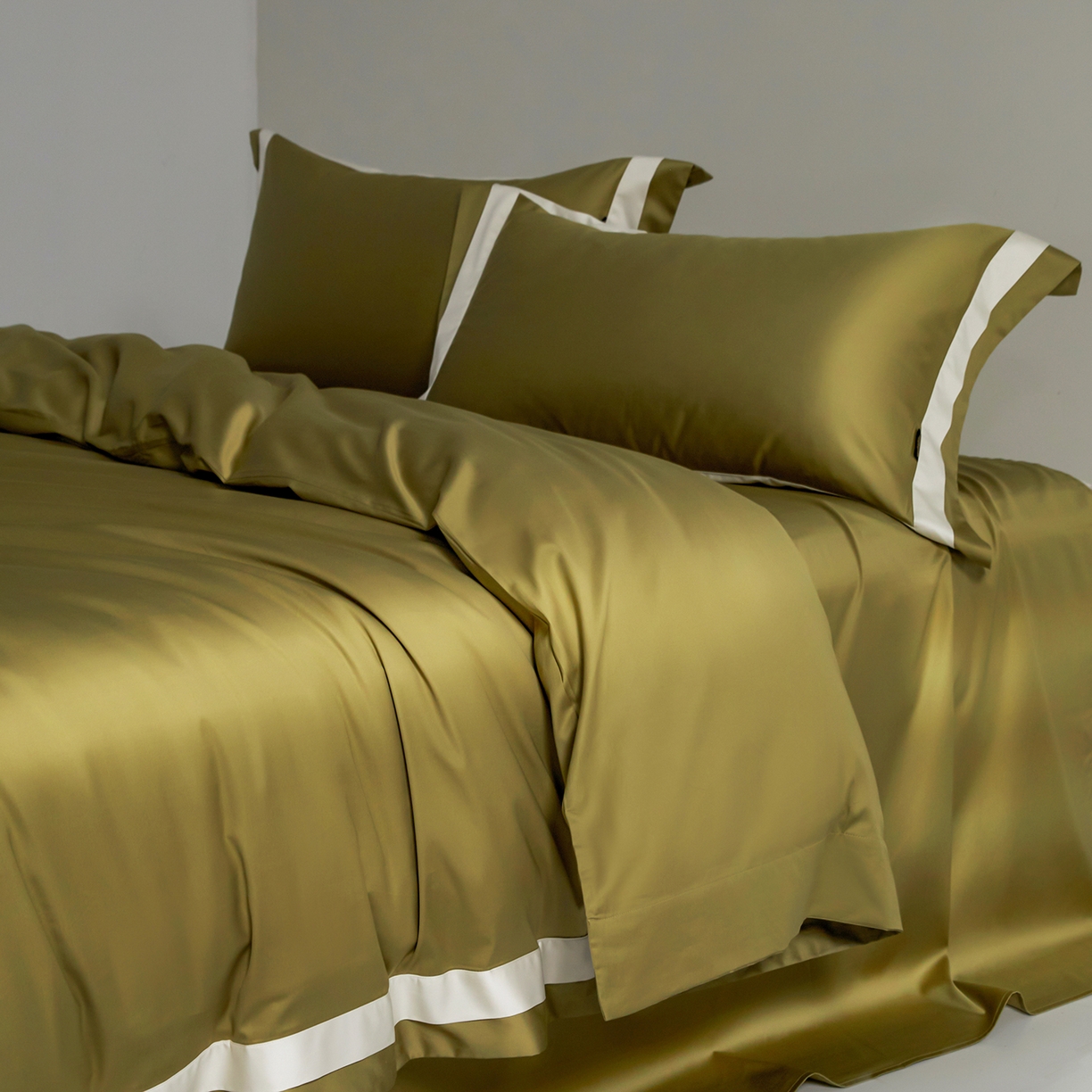 91家纺网 家纺一手货源 找家纺 群鹿蚕丝羽绒馆 2025新款A类100支全棉高支高密带边双拼角四件套-幻境系列 幻境-Lm014橄榄绿