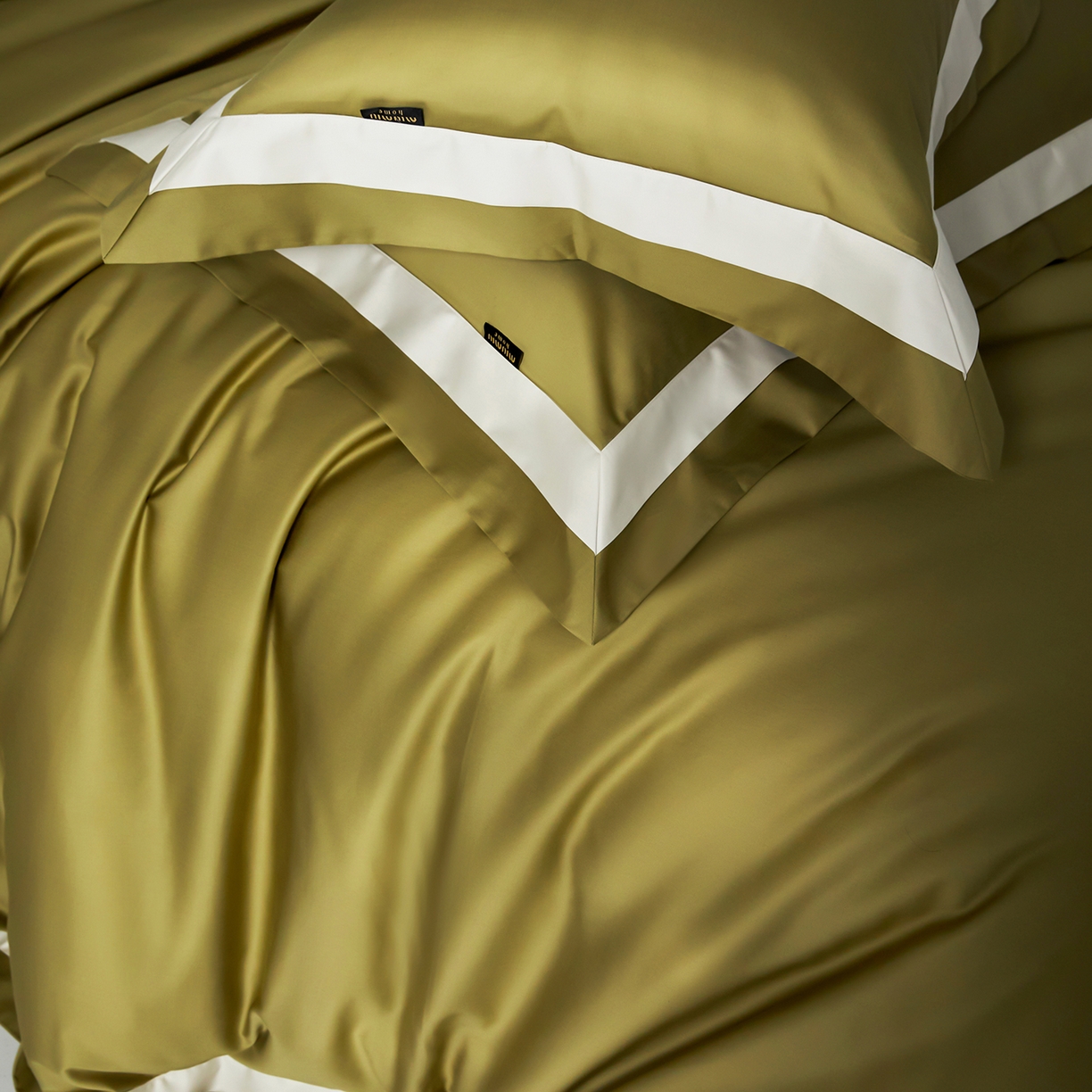 91家纺网 家纺一手货源 找家纺 群鹿蚕丝羽绒馆 2025新款A类100支全棉高支高密带边双拼角四件套-幻境系列 幻境-Lm014橄榄绿