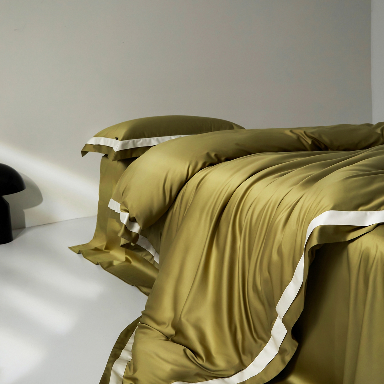 91家纺网 家纺一手货源 找家纺 群鹿蚕丝羽绒馆 2025新款A类100支全棉高支高密带边双拼角四件套-幻境系列 幻境-Lm014橄榄绿