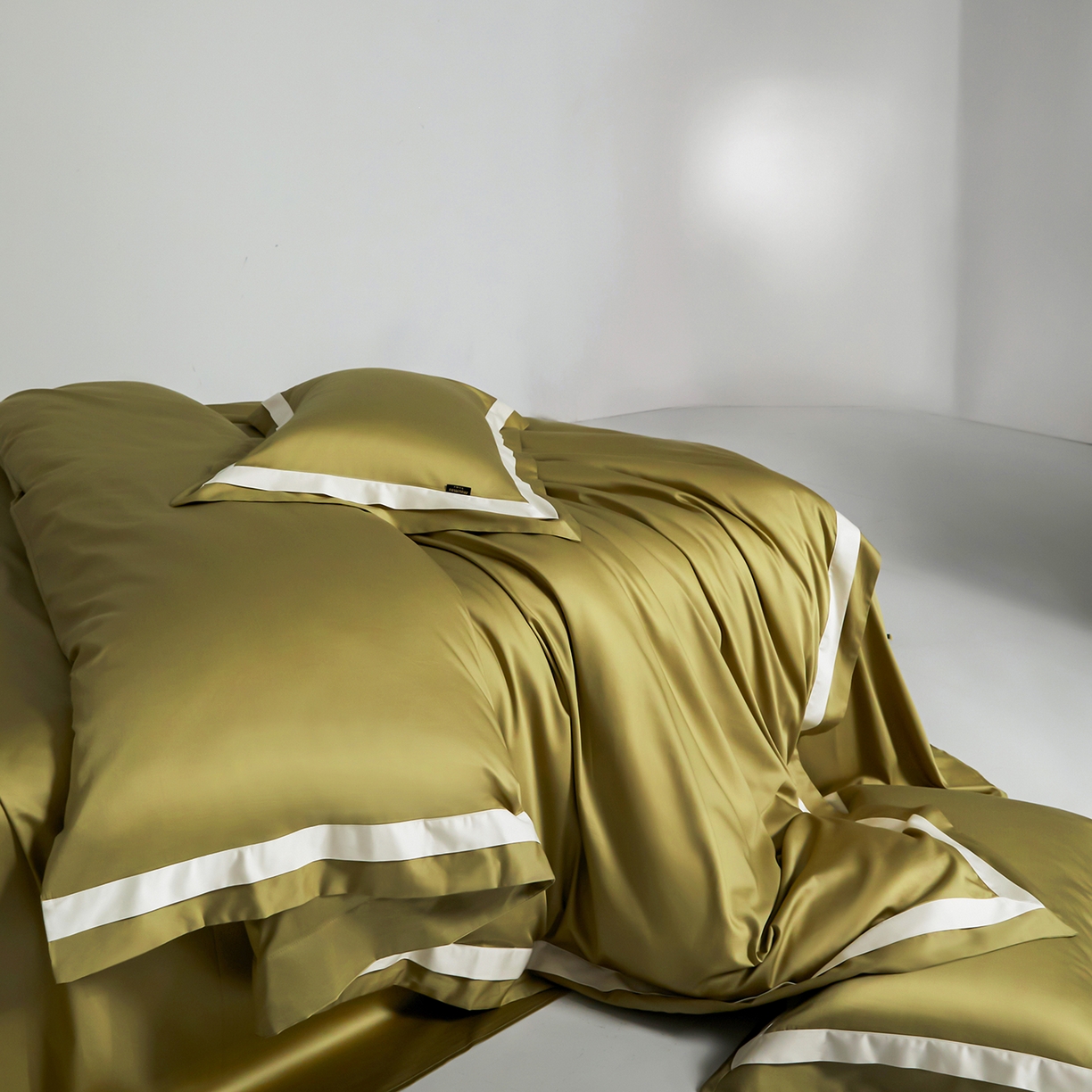 91家纺网 家纺一手货源 找家纺 群鹿蚕丝羽绒馆 2025新款A类100支全棉高支高密带边双拼角四件套-幻境系列 幻境-Lm014橄榄绿