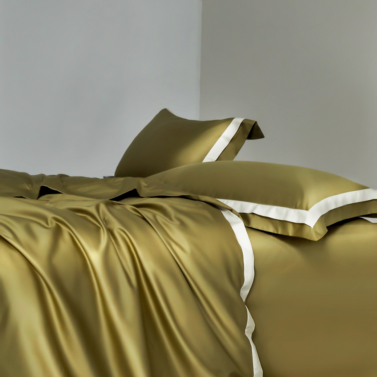 91家纺网 家纺一手货源 找家纺 群鹿蚕丝羽绒馆 2025新款A类100支全棉高支高密带边双拼角四件套-幻境系列 幻境-Lm014橄榄绿