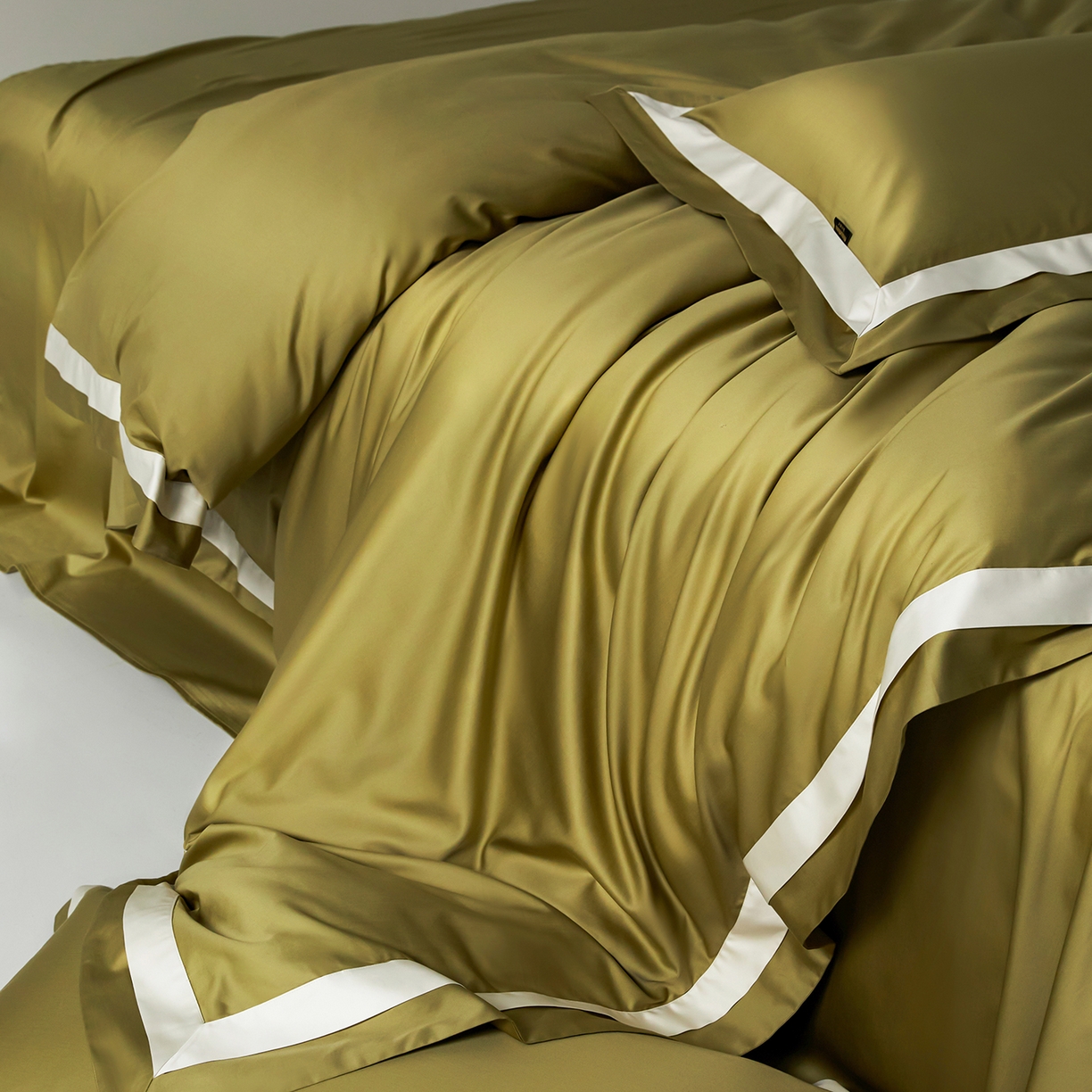 91家纺网 家纺一手货源 找家纺 群鹿蚕丝羽绒馆 2025新款A类100支全棉高支高密带边双拼角四件套-幻境系列 幻境-Lm014橄榄绿