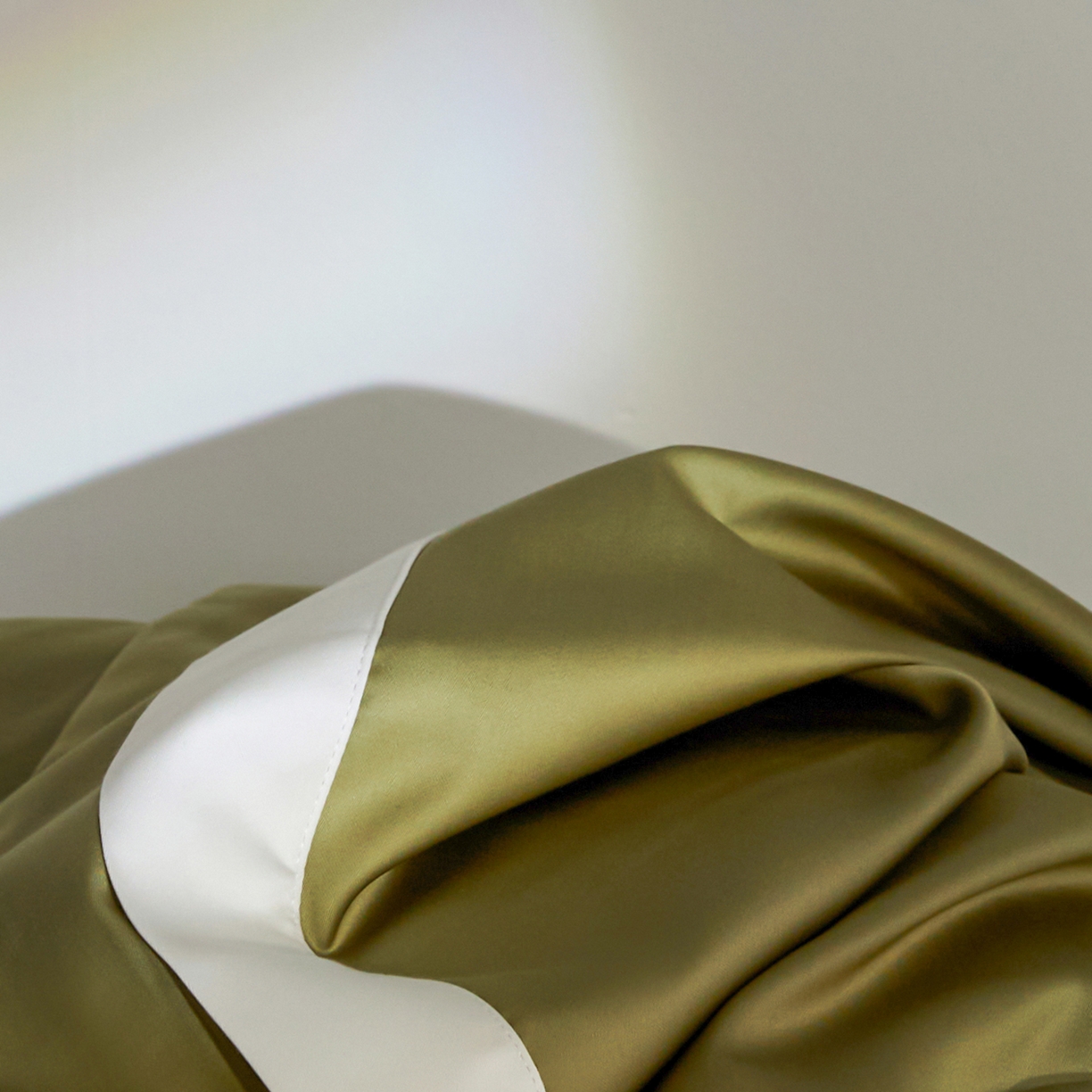 91家纺网 家纺一手货源 找家纺 群鹿蚕丝羽绒馆 2025新款A类100支全棉高支高密带边双拼角四件套-幻境系列 幻境-Lm014橄榄绿