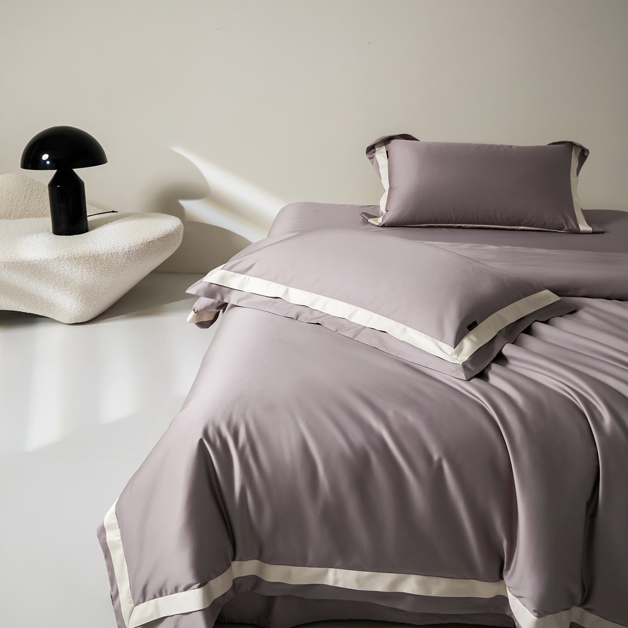 91家纺网 家纺一手货源 找家纺 群鹿蚕丝羽绒馆 2025新款A类100支全棉高支高密带边双拼角四件套-幻境系列 幻境-Lm024浅灰