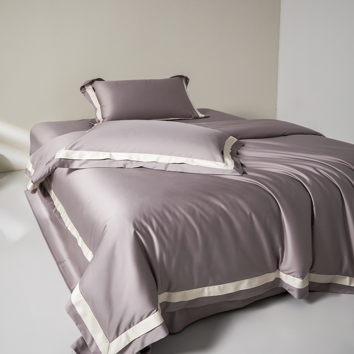 91家纺网 家纺一手货源 找家纺 群鹿蚕丝羽绒馆 2025新款A类100支全棉高支高密带边双拼角四件套-幻境系列 幻境-Lm024浅灰