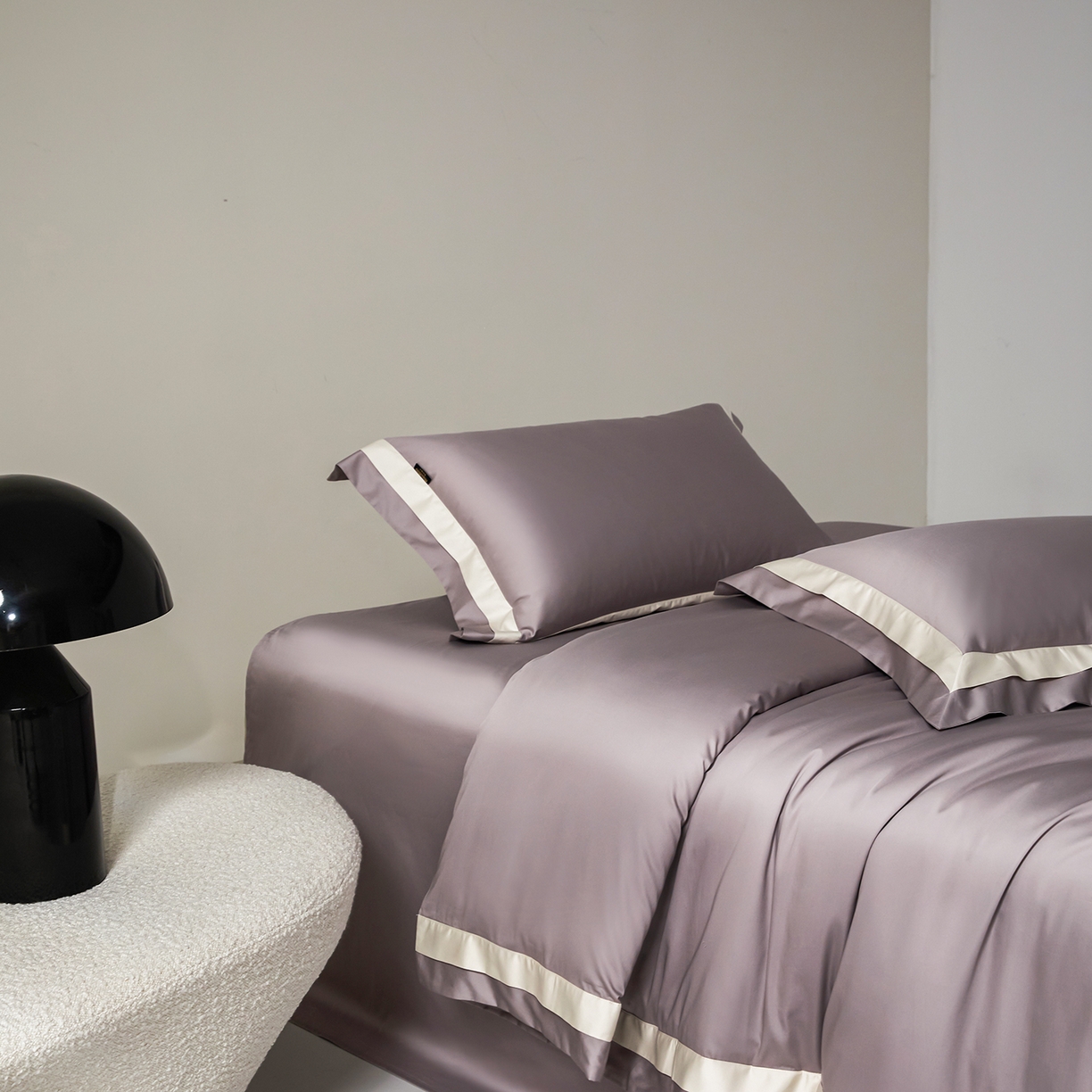 91家纺网 家纺一手货源 找家纺 群鹿蚕丝羽绒馆 2025新款A类100支全棉高支高密带边双拼角四件套-幻境系列 幻境-Lm024浅灰