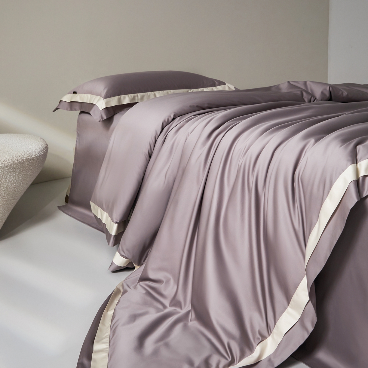 91家纺网 家纺一手货源 找家纺 群鹿蚕丝羽绒馆 2025新款A类100支全棉高支高密带边双拼角四件套-幻境系列 幻境-Lm024浅灰