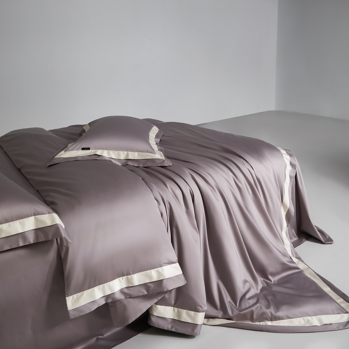 91家纺网 家纺一手货源 找家纺 群鹿蚕丝羽绒馆 2025新款A类100支全棉高支高密带边双拼角四件套-幻境系列 幻境-Lm024浅灰