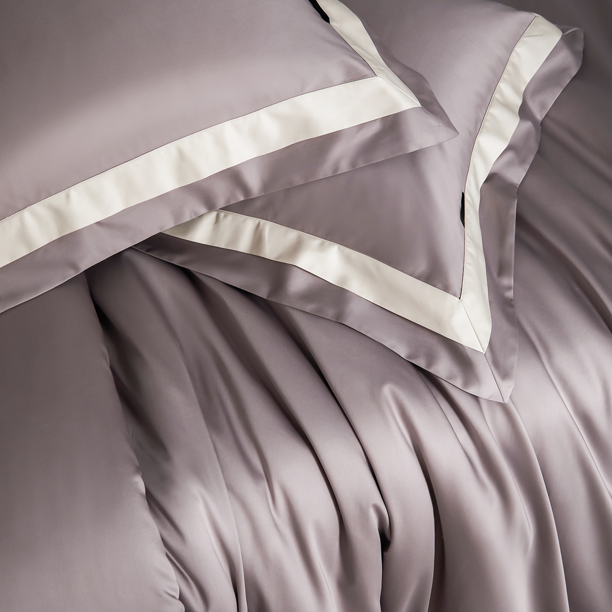 91家纺网 家纺一手货源 找家纺 群鹿蚕丝羽绒馆 2025新款A类100支全棉高支高密带边双拼角四件套-幻境系列 幻境-Lm024浅灰