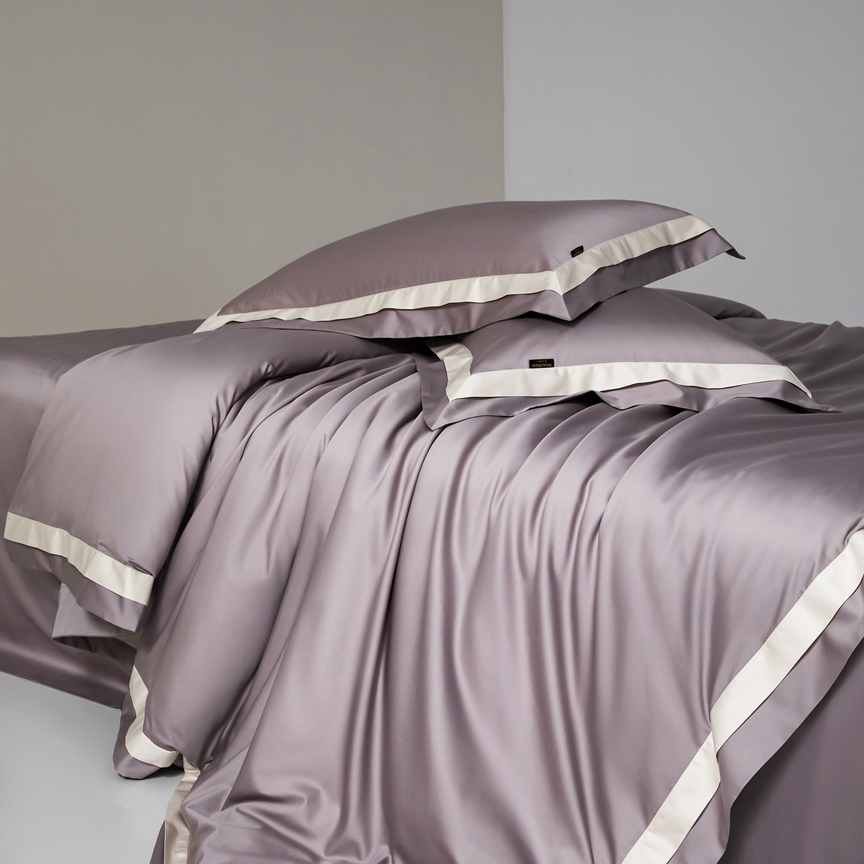 91家纺网 家纺一手货源 找家纺 群鹿蚕丝羽绒馆 2025新款A类100支全棉高支高密带边双拼角四件套-幻境系列 幻境-Lm024浅灰