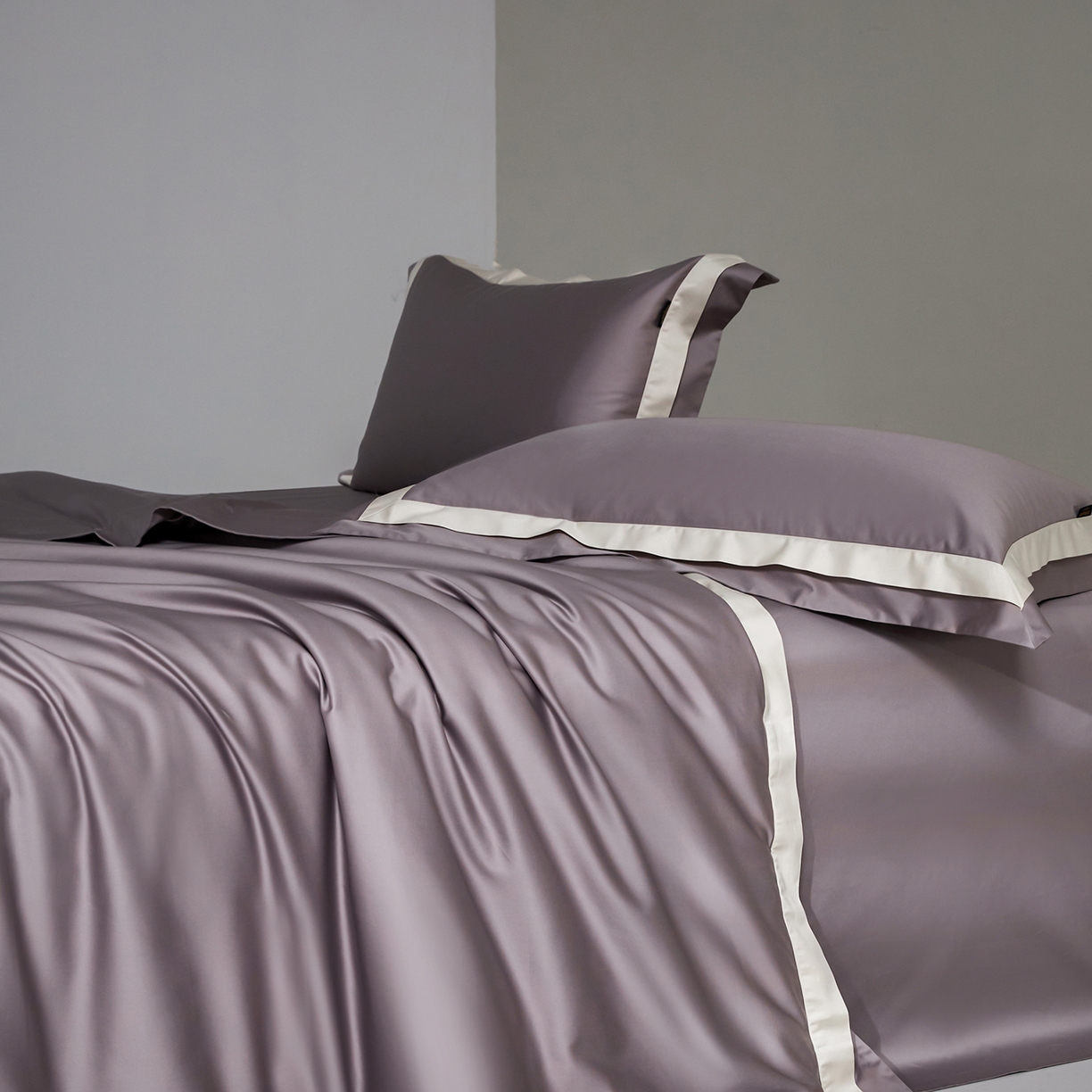 91家纺网 家纺一手货源 找家纺 群鹿蚕丝羽绒馆 2025新款A类100支全棉高支高密带边双拼角四件套-幻境系列 幻境-Lm024浅灰