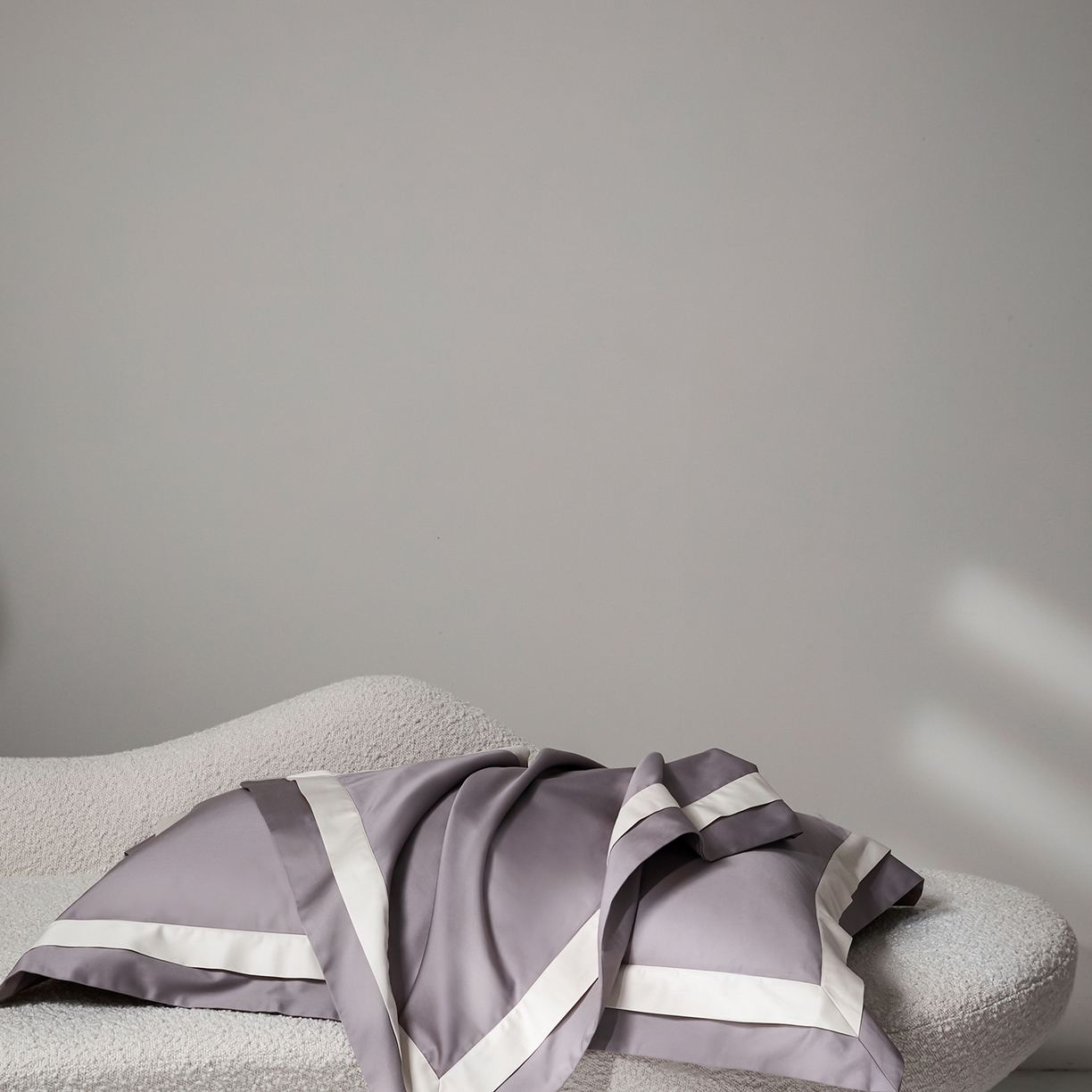 91家纺网 家纺一手货源 找家纺 群鹿蚕丝羽绒馆 2025新款A类100支全棉高支高密带边双拼角四件套-幻境系列 幻境-Lm024浅灰