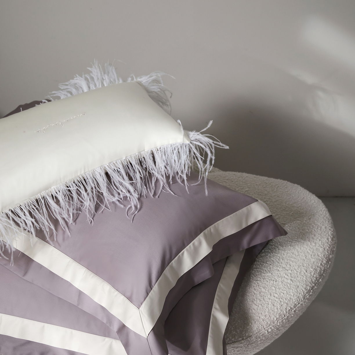 91家纺网 家纺一手货源 找家纺 群鹿蚕丝羽绒馆 2025新款A类100支全棉高支高密带边双拼角四件套-幻境系列 幻境-Lm024浅灰