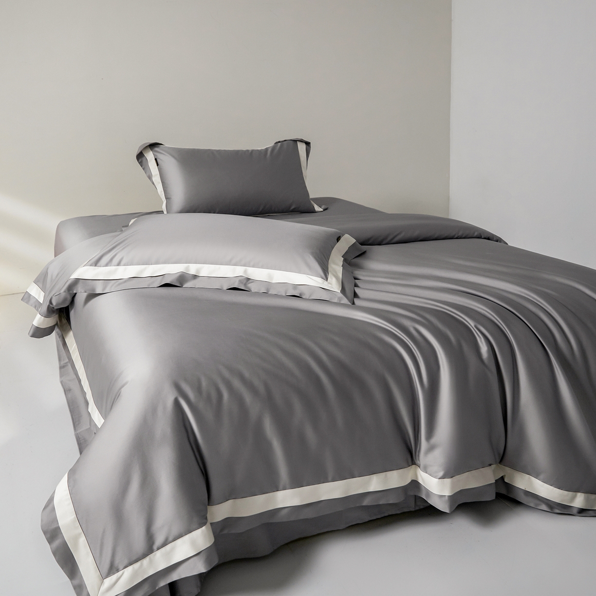 91家纺网 家纺一手货源 找家纺 群鹿蚕丝羽绒馆 2025新款A类100支全棉高支高密带边双拼角四件套-幻境系列 幻境-Lm028浅银灰