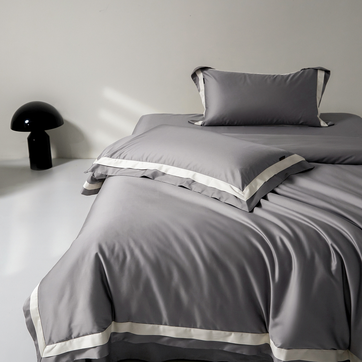 91家纺网 家纺一手货源 找家纺 群鹿蚕丝羽绒馆 2025新款A类100支全棉高支高密带边双拼角四件套-幻境系列 幻境-Lm028浅银灰