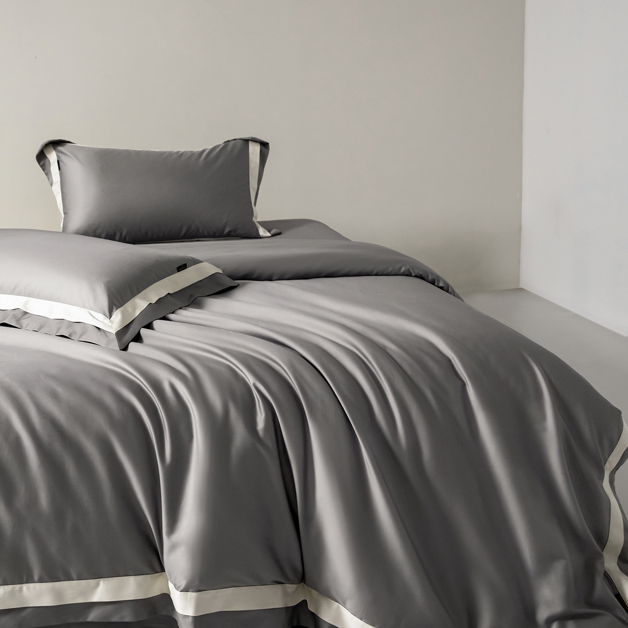 91家纺网 家纺一手货源 找家纺 群鹿蚕丝羽绒馆 2025新款A类100支全棉高支高密带边双拼角四件套-幻境系列 幻境-Lm028浅银灰