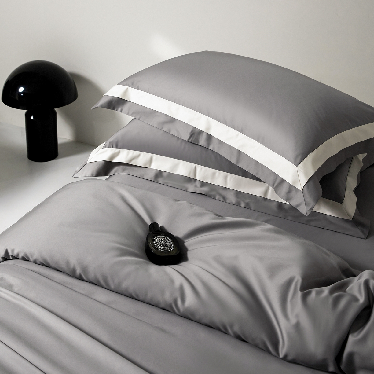 91家纺网 家纺一手货源 找家纺 群鹿蚕丝羽绒馆 2025新款A类100支全棉高支高密带边双拼角四件套-幻境系列 幻境-Lm028浅银灰