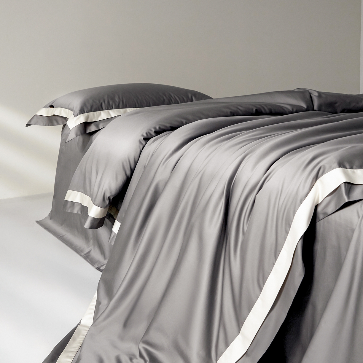 91家纺网 家纺一手货源 找家纺 群鹿蚕丝羽绒馆 2025新款A类100支全棉高支高密带边双拼角四件套-幻境系列 幻境-Lm028浅银灰