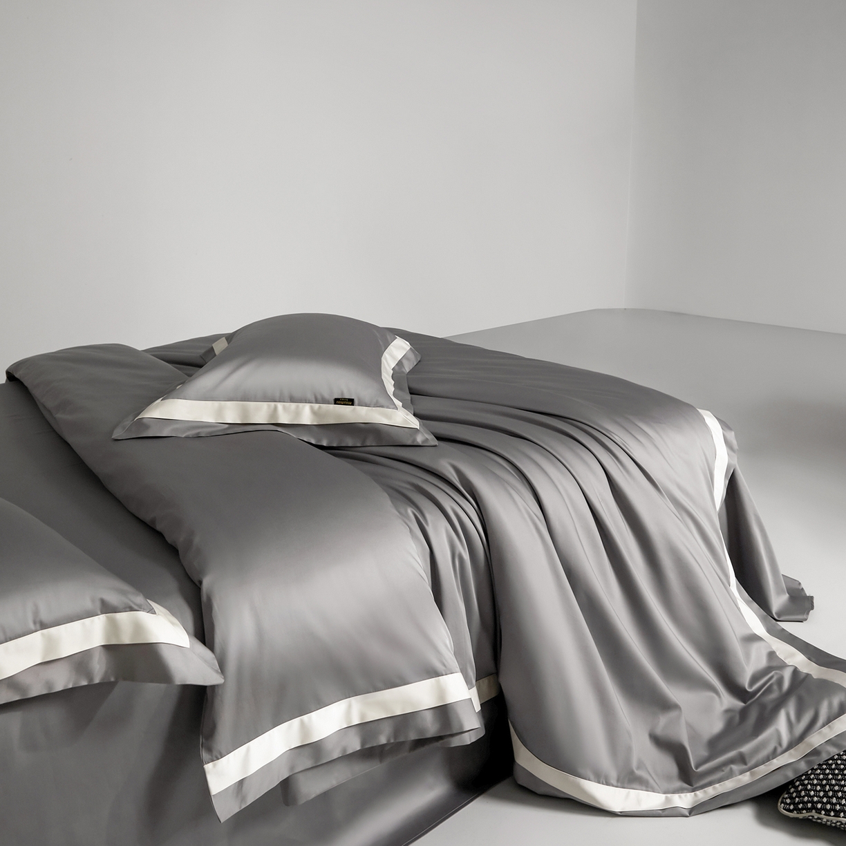 91家纺网 家纺一手货源 找家纺 群鹿蚕丝羽绒馆 2025新款A类100支全棉高支高密带边双拼角四件套-幻境系列 幻境-Lm028浅银灰