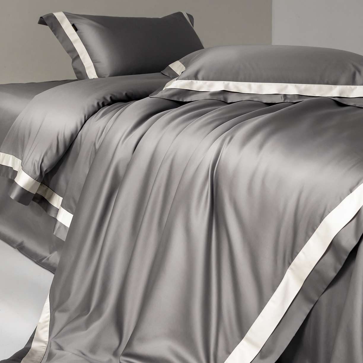 91家纺网 家纺一手货源 找家纺 群鹿蚕丝羽绒馆 2025新款A类100支全棉高支高密带边双拼角四件套-幻境系列 幻境-Lm028浅银灰