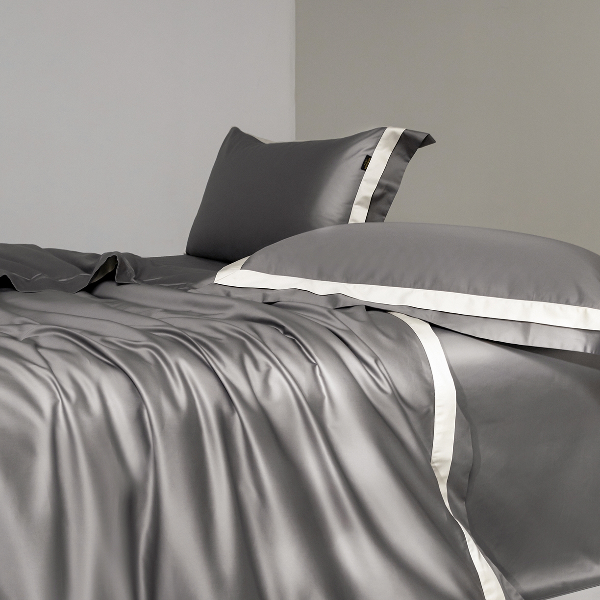 91家纺网 家纺一手货源 找家纺 群鹿蚕丝羽绒馆 2025新款A类100支全棉高支高密带边双拼角四件套-幻境系列 幻境-Lm028浅银灰