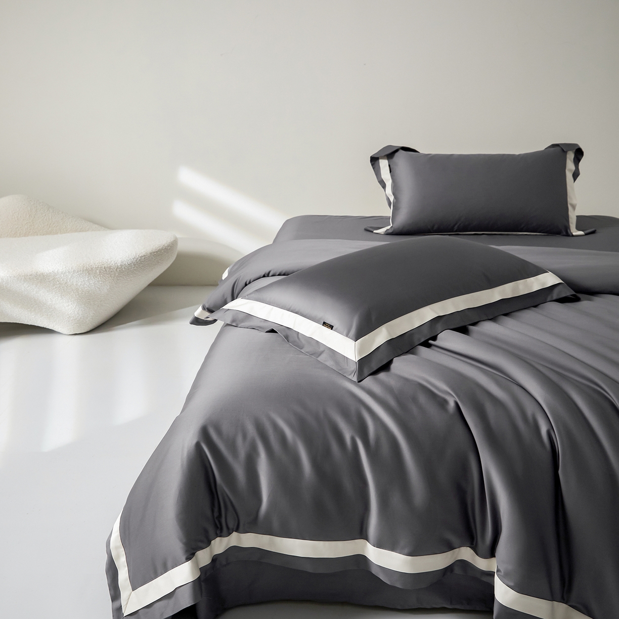 91家纺网 家纺一手货源 找家纺 群鹿蚕丝羽绒馆 2025新款A类100支全棉高支高密带边双拼角四件套-幻境系列 幻境-Lm029帝都灰