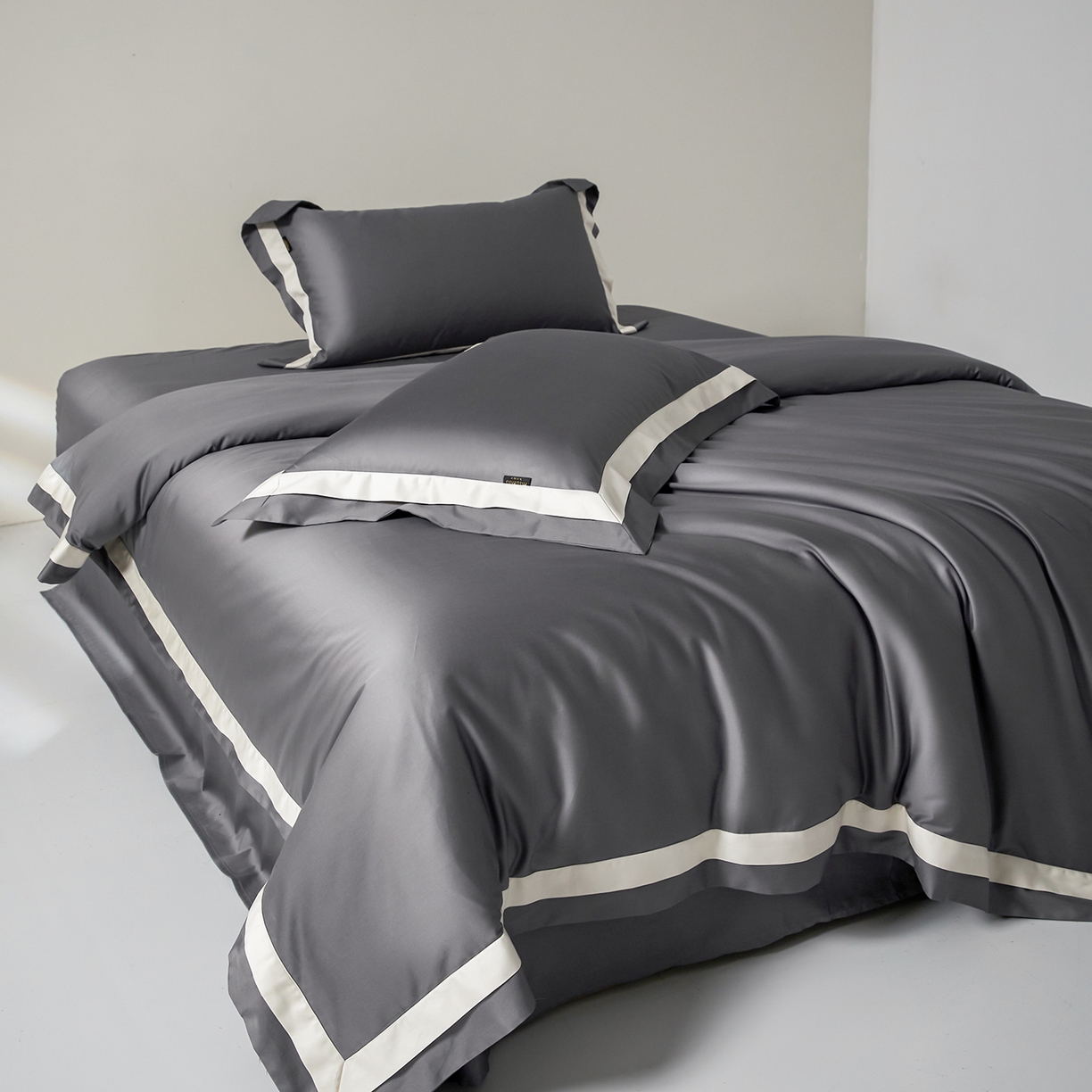 91家纺网 家纺一手货源 找家纺 群鹿蚕丝羽绒馆 2025新款A类100支全棉高支高密带边双拼角四件套-幻境系列 幻境-Lm029帝都灰