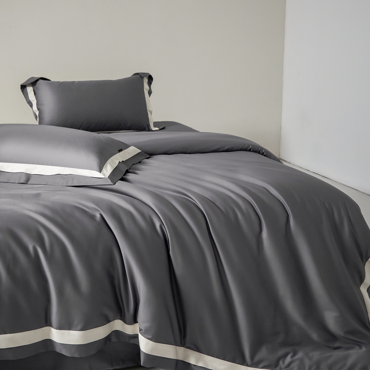 91家纺网 家纺一手货源 找家纺 群鹿蚕丝羽绒馆 2025新款A类100支全棉高支高密带边双拼角四件套-幻境系列 幻境-Lm029帝都灰