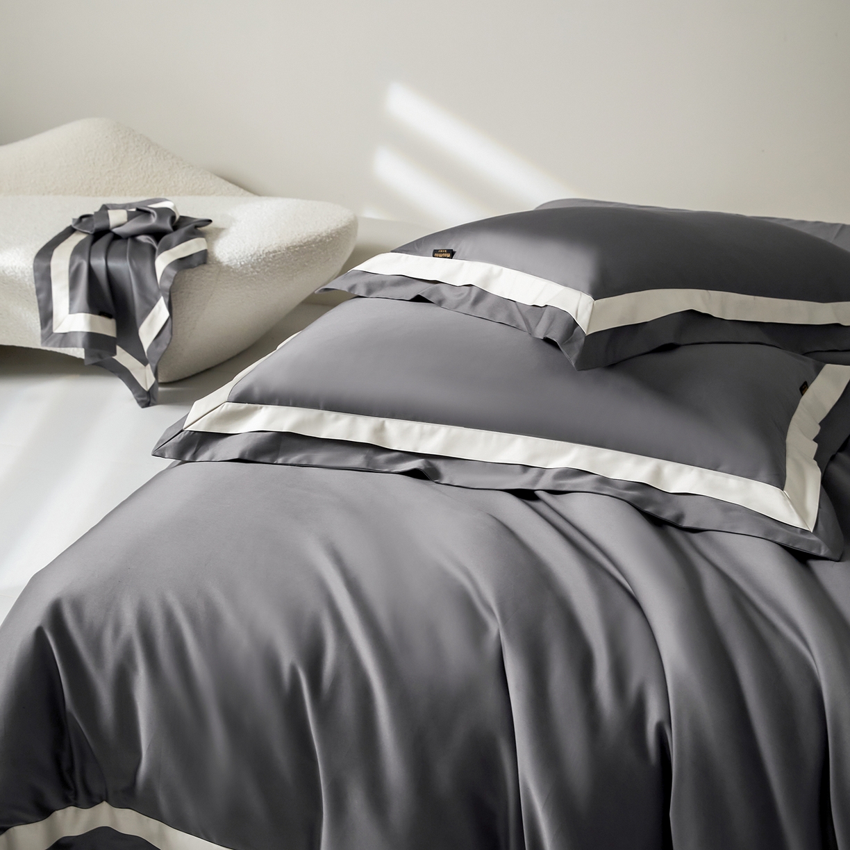 91家纺网 家纺一手货源 找家纺 群鹿蚕丝羽绒馆 2025新款A类100支全棉高支高密带边双拼角四件套-幻境系列 幻境-Lm029帝都灰