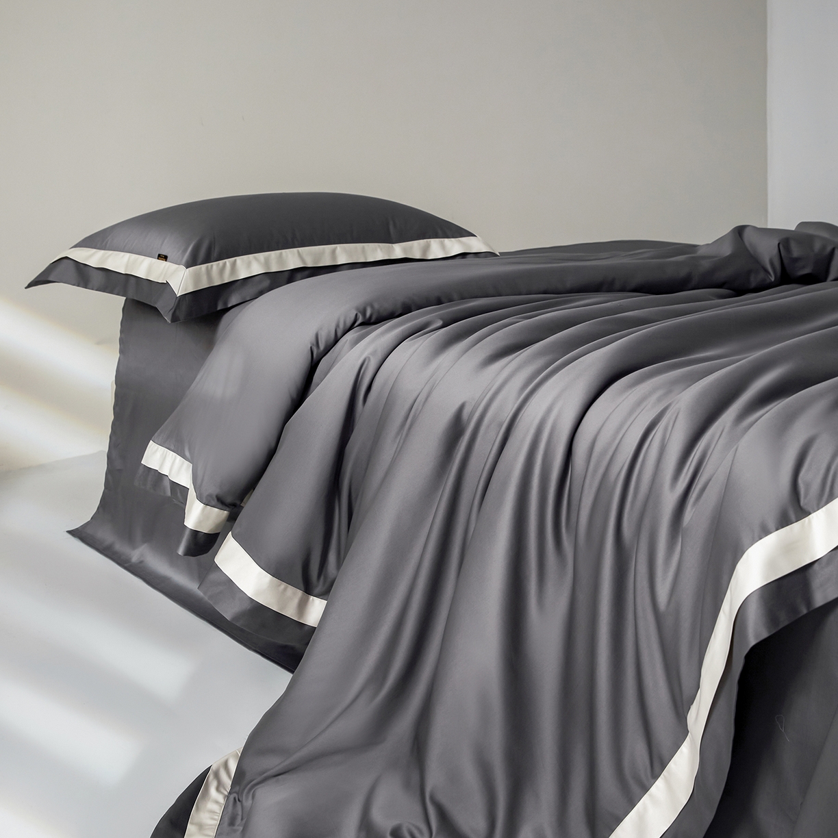 91家纺网 家纺一手货源 找家纺 群鹿蚕丝羽绒馆 2025新款A类100支全棉高支高密带边双拼角四件套-幻境系列 幻境-Lm029帝都灰