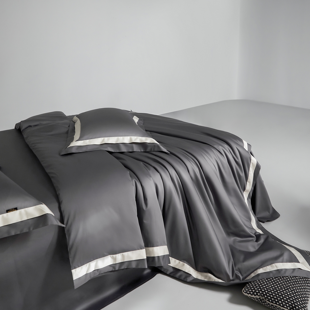 91家纺网 家纺一手货源 找家纺 群鹿蚕丝羽绒馆 2025新款A类100支全棉高支高密带边双拼角四件套-幻境系列 幻境-Lm029帝都灰